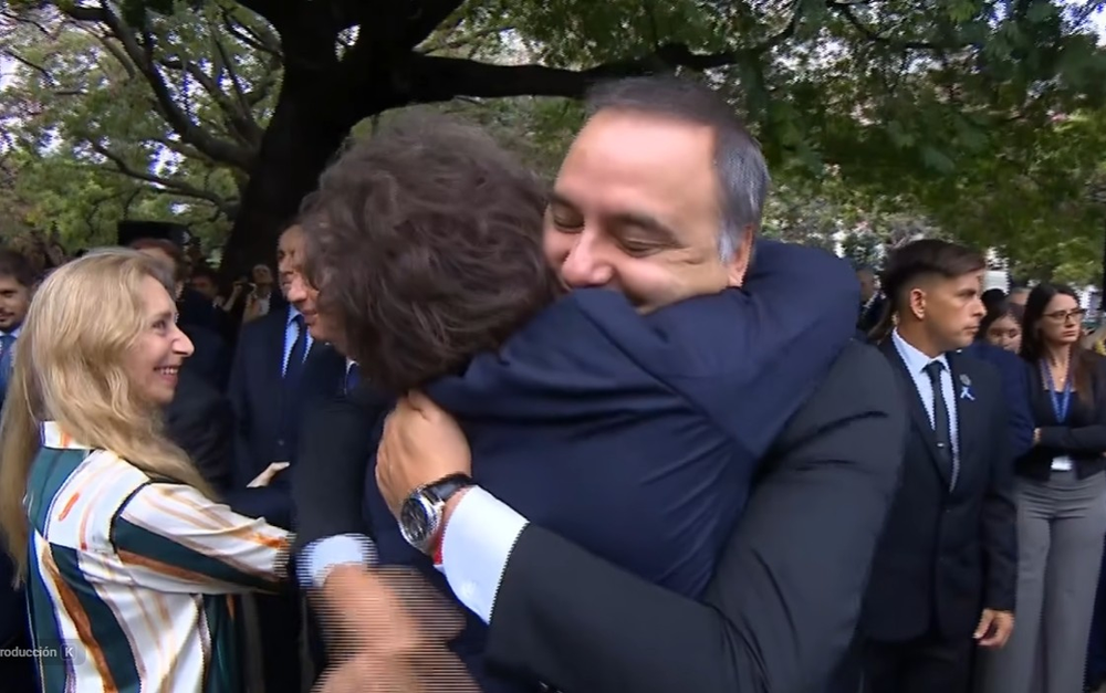 El fuerte abrazo de Milei a Adorni en pleno acto por Malvinas
