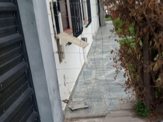 "Se pelotean uno con otro y la vereda sigue vallada"