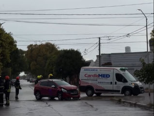 Colisión entre dos autos en zona sur: dos personas fueron trasladadas