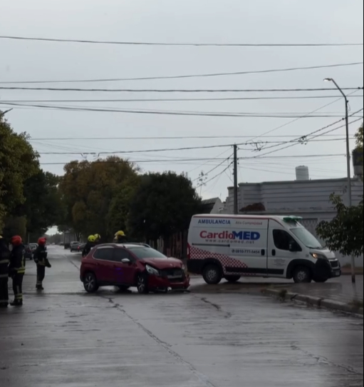 Colisión entre dos autos en zona sur: dos personas fueron trasladadas