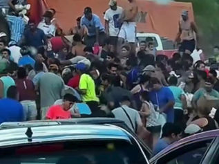 Saqueo y descontrol tras el vuelco de un camión con carne