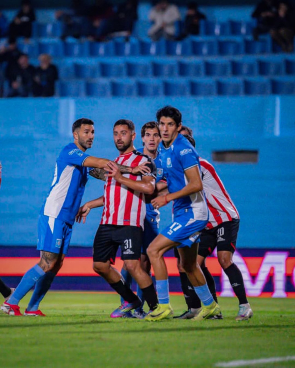 Estudiantes volvió a caer y se complica en la tabla