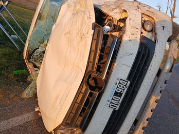 Una familia volcó en la ruta 8 para evitar un choque frontal con un auto que circulaba sin luces