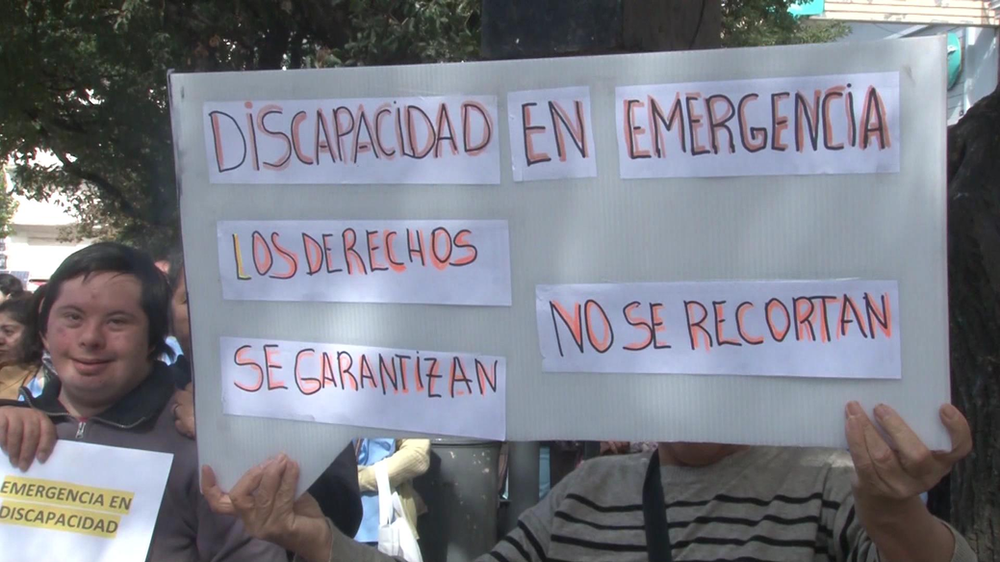 Fuerte reclamo en plaza Roca por discapacidad: denuncian atrasos, recortes y una crisis terminal