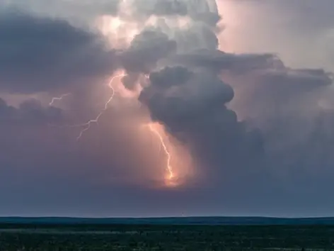 El SMN emitió alertas amarilla y naranja por tormentas fuertes en 12 Provincias