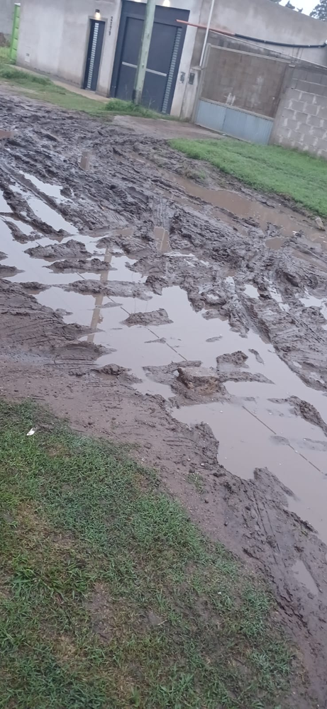 Pasaje Atenas al 2100: vecinos denuncian que la calle está intransitable y no pueden salir de sus casas