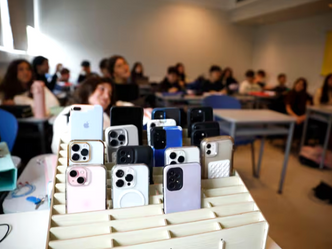 Celulares fuera del aula: la polémica medida que ya rige en las escuelas primarias de Buenos Aires