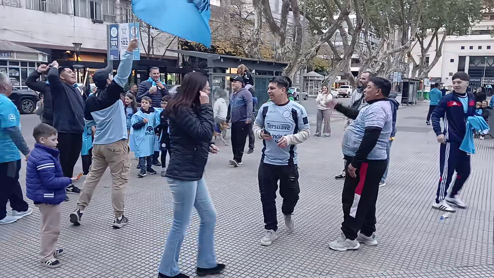 Así festejan los piratas en Río Cuarto: bocinazos, banderas y una tarde histórica