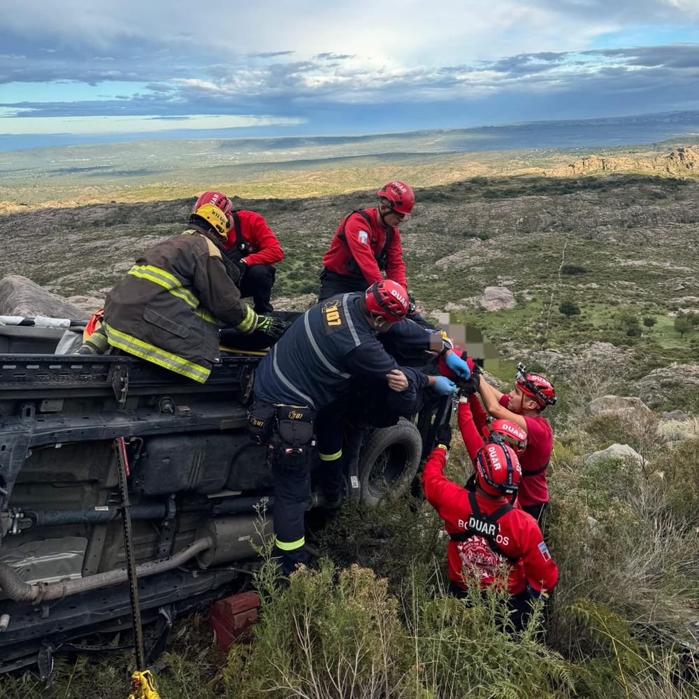 Impactante rescate en las Altas Cumbres: cayó 30 metros con su camioneta y sobrevivió