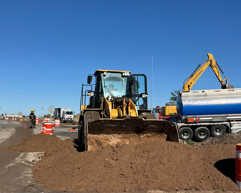 Amplio operativo para retirar el camión semivolcado y evitar un derrame hacia el río