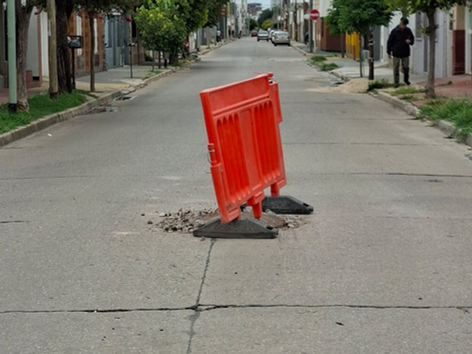 Una alcantarilla rota desde hace meses y un peligro latente en barrio residencial