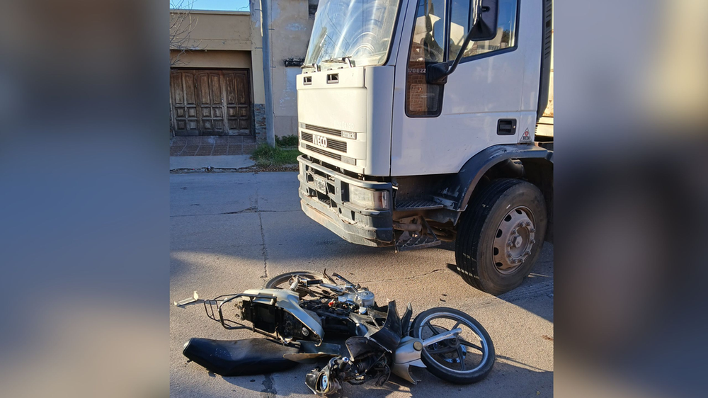 Choque entre un camión Municipal y una moto: Trasladaron al motociclista al hospital