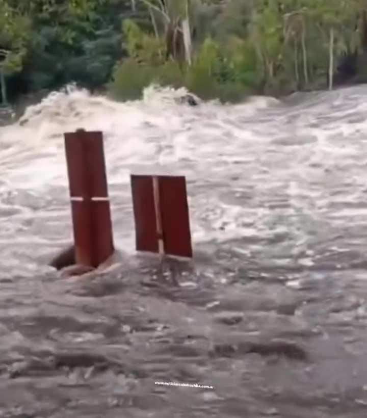 La furia del agua: El río arrasó con un puente peatonal en segundos