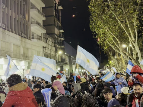 Ni el frío frenó la fiesta: banderas, trompetas y espuma en la plaza central