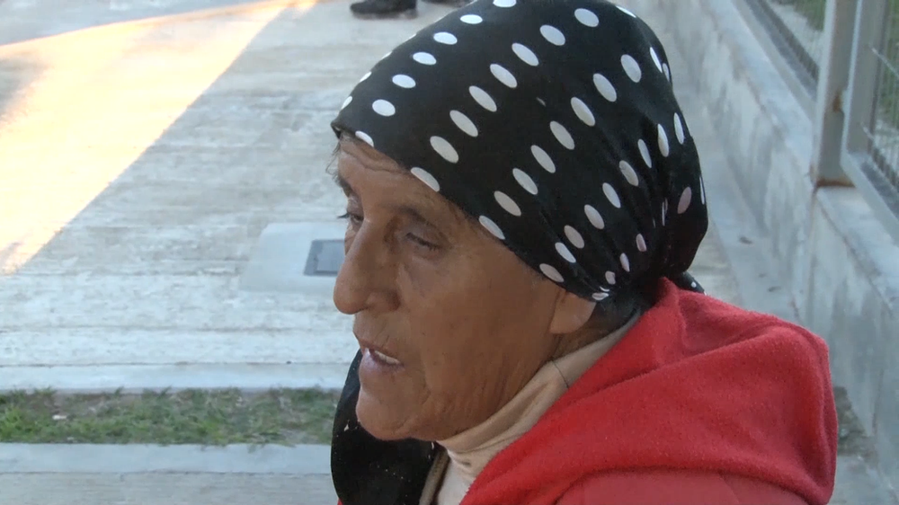 “Vivimos presas en nuestra propia casa”: una madre se encadenó en Tribunales para pedir ayuda por su hijo
