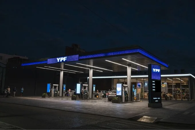 YPF aumentó 1% la nafta y promete frenar nuevas subas durante 45 días