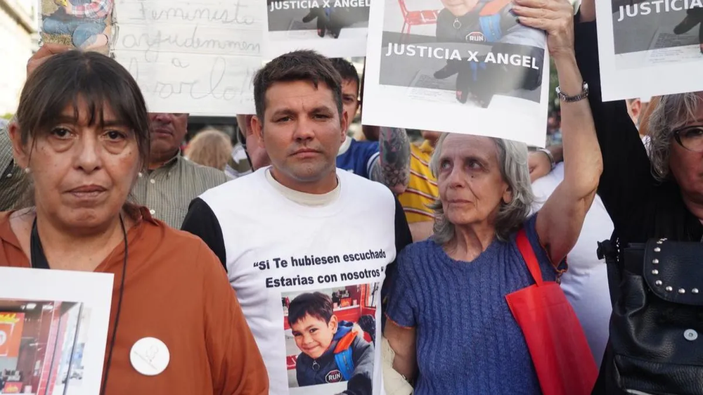 Caso Ángel López: a un mes, la familia empapeló Comodoro y exige perpetua
