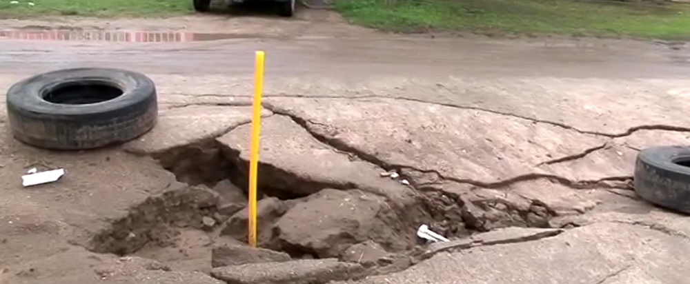 Alarma en Banda Norte por un socavón que avanza en plena calle