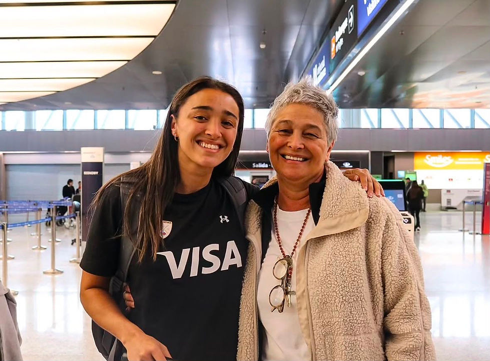 Victoria Miranda en la despedida del seleccionado en Ezeiza. Fuente: Argentina hockey.