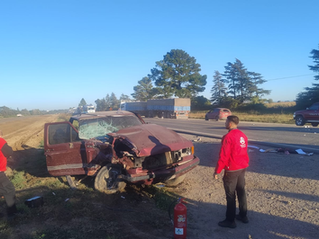 Fuerte accidente entre una camioneta y un camión en el acceso a Río Cuarto