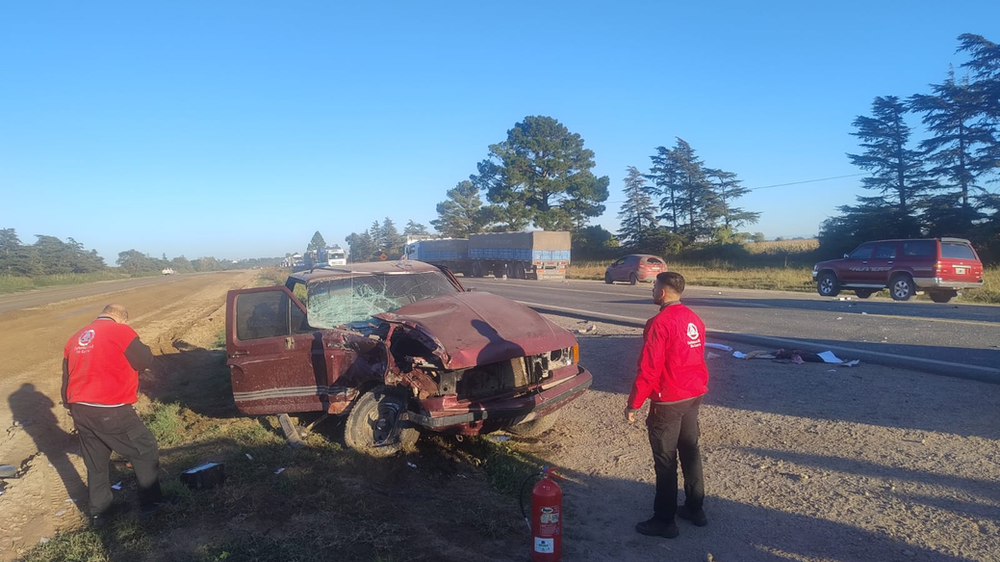 Fuerte accidente entre una camioneta y un camión en el acceso a Río Cuarto