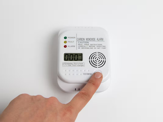 El detector que puede salvar vidas: cómo funciona y por qué recomiendan tener uno en casa
