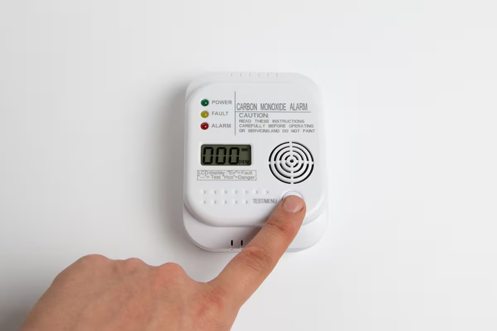 El detector que puede salvar vidas: cómo funciona y por qué recomiendan tener uno en casa
