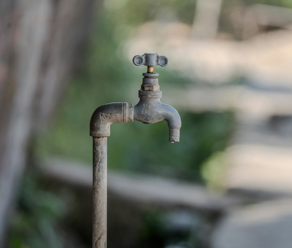 Baja la presión de agua este domingo: Alerta en el sector oeste