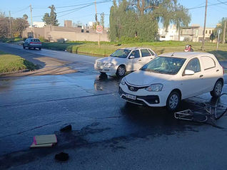 Accidente en plena mañana: un auto impacto contra un ciclista