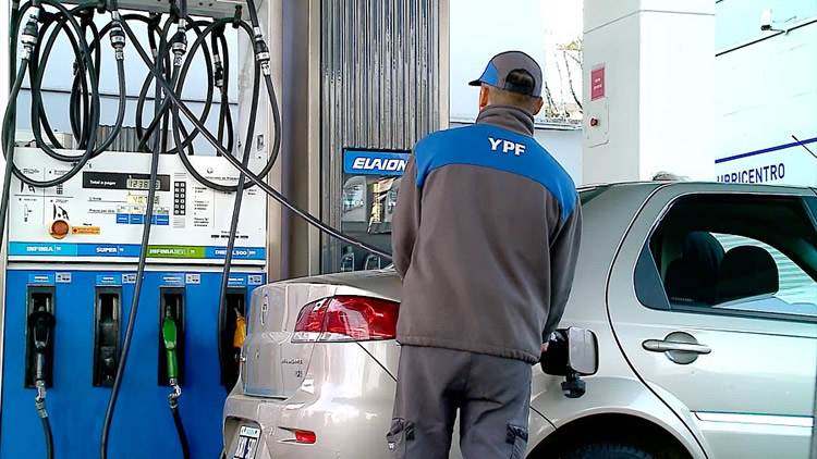 YPF analiza nuevos aumentos en naftas y gasoil tras 45 días de precios contenidos