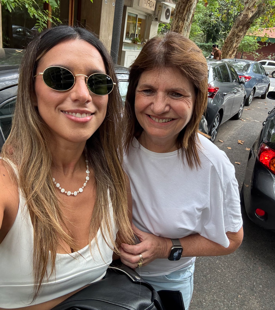 Tras pagar una fianza de 18.500 dólares, la abogada denunciada en Brasil volvió y fue recibida por Bullrich