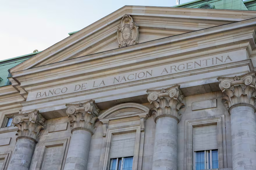 Créditos bajo la lupa: denuncian beneficios a funcionarios libertarios