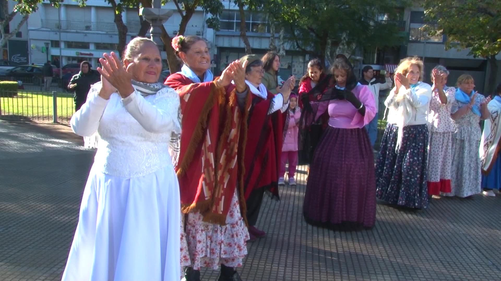 Se anticiparon al 25 de mayo y llenaron la plaza de baile, folklore y tradición