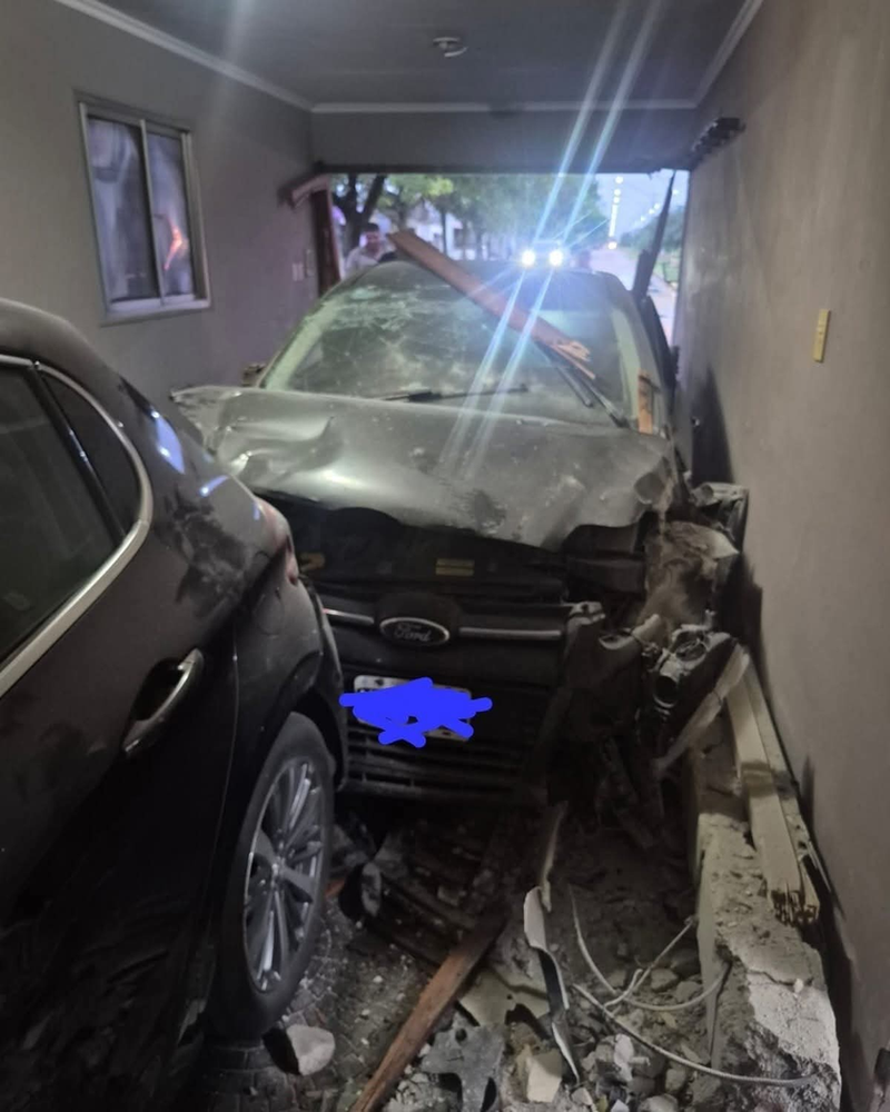 Del impacto al arresto: Qué pasó con el conductor que terminó dentro de un garage