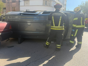 Fuerte choque: un vehículo volcó y otro terminó en la vereda