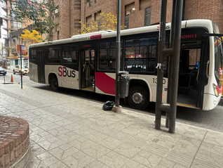 Una mujer de 73 años perdió una pierna tras caer de un colectivo urbano