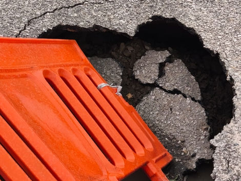 Crece un peligroso bache en Alberdi al 2900 y vecinos advierten que puede provocar accidentes