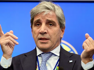 Caputo evalúa acelerar el ritmo del dólar y busca blindar el plan de Milei