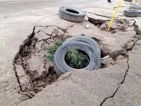Alarma en Banda Norte por un socavón que avanza en plena calle