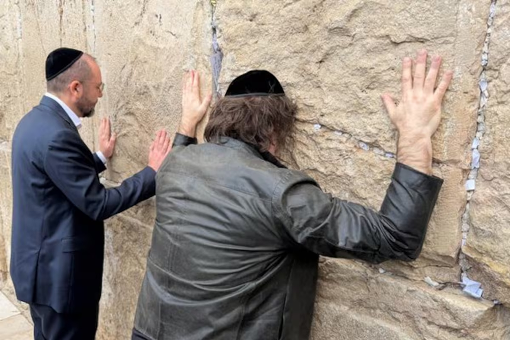 Milei visitó el Muro de los Lamentos y se reúne con Netanyahu en un escenario de máxima tensión