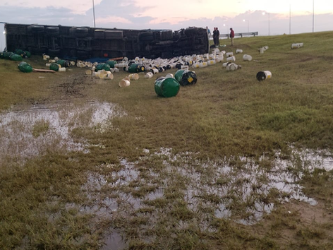 Impactante escena en ruta 36: un camión terminó volcado y con carga derramada