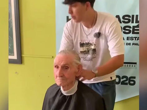 No corta por plata: el barbero que visita hogares de abuelos para cortarle el pelo gratis