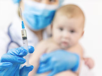 La Justicia obliga a vacunar a un bebé tras la negativa de sus padres