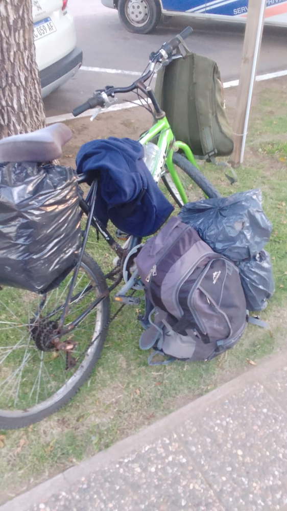 Lo dejaron “a pata”: biciviajeros denunciaron un robo en Río Cuarto y piden ayuda para seguir viaje