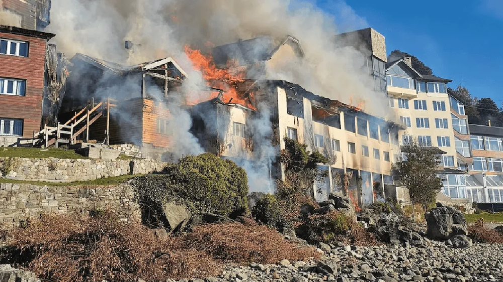 Feroz incendio en un histórico hotel de Bariloche