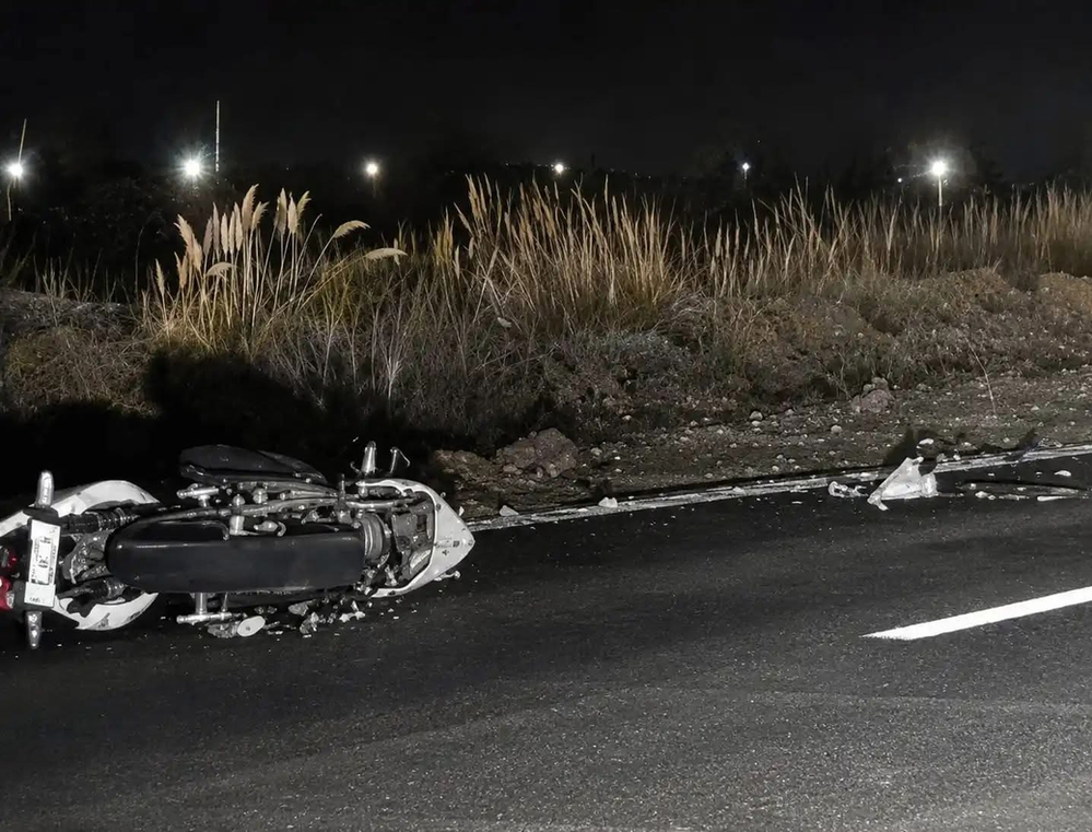 Atropelló un perro, cayó de la moto y murió arrollado por dos camionetas