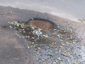 “Otra vez se rompió un caño”: reclamo de vecinos por pérdidas sin solución