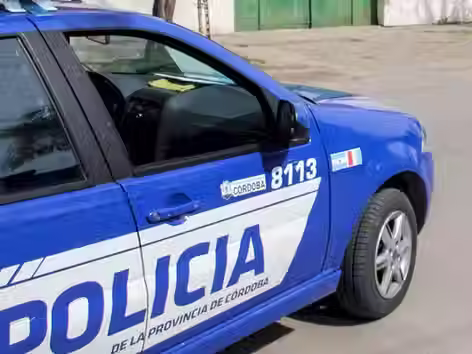 Intentó robar un auto, fue detenido y resultó ser policía