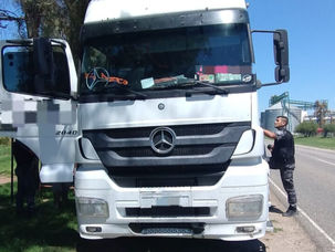 Detuvieron a un camionero que trasladaba a una joven amenazada con un arma blanca