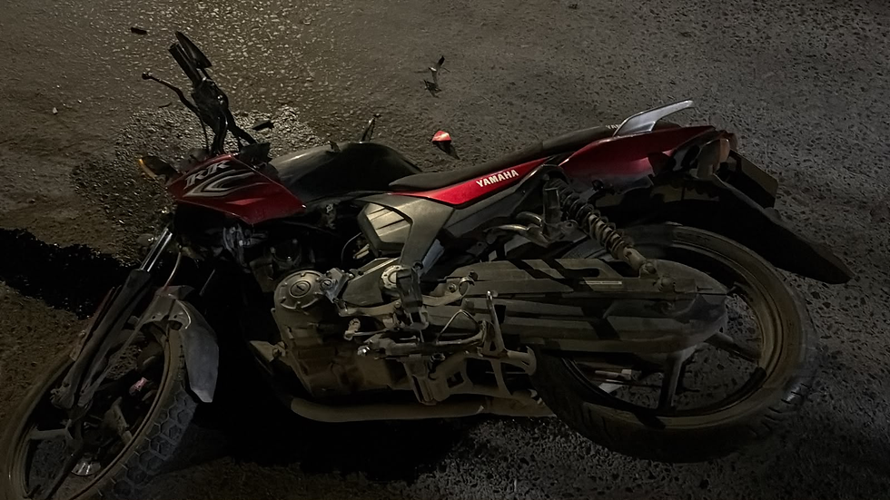 Choque entre una moto y un auto: un joven fue hospitalizado